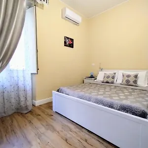 https://al-quadrato-doro.catania-hotels.net